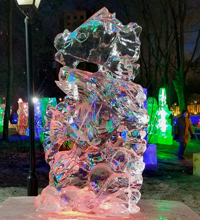 看,哈尔滨00后孩子们的冰雕作品!